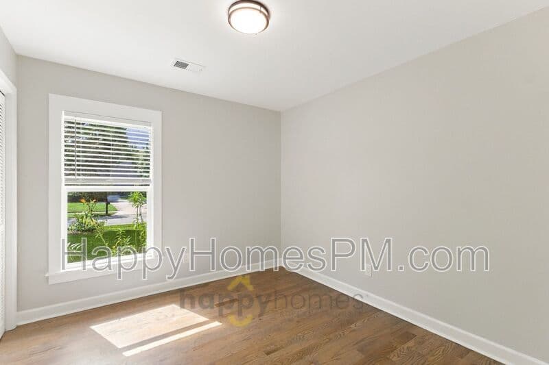 Summerville House: 111 Flicker Lane