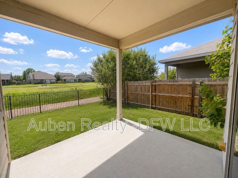 Fort Worth House: 10973 Hawks Landing Road