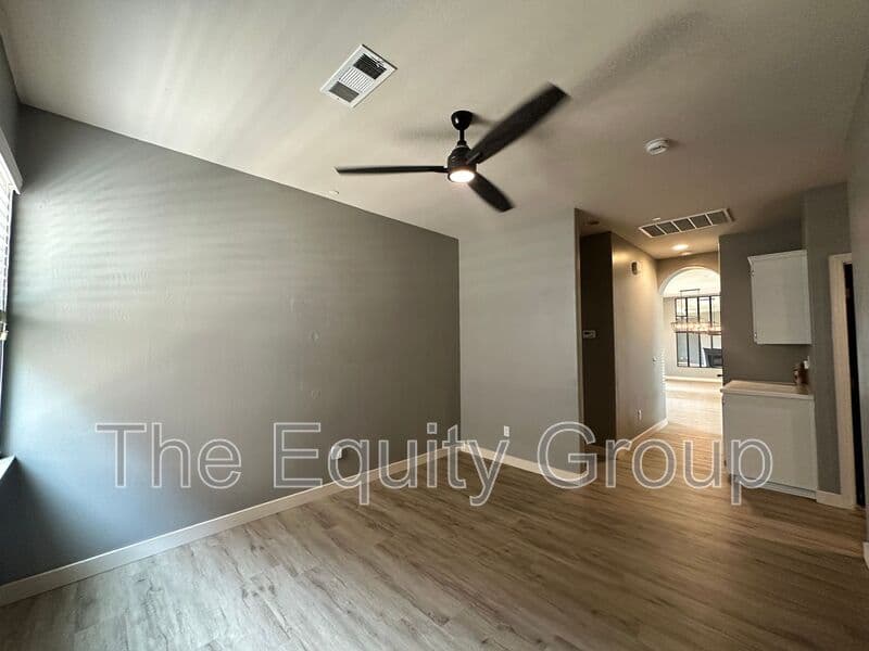 Farmersville House: 421 W. Trinta St