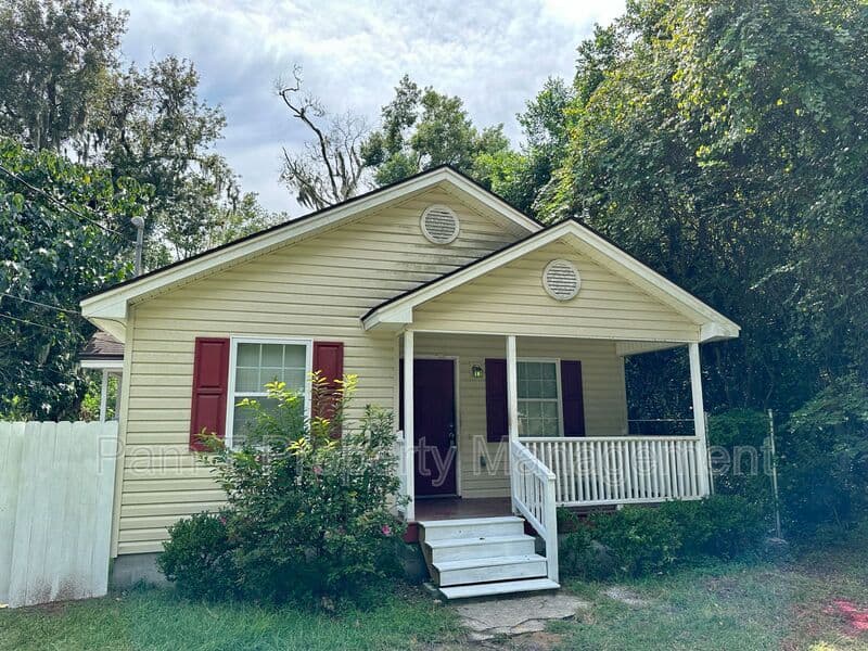 Savannah House: 2607 Bismark Ave.
