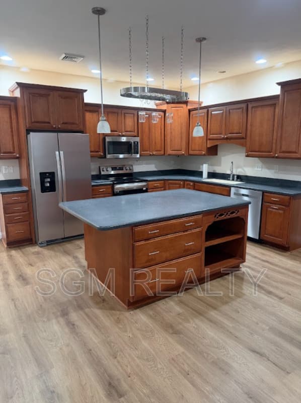 Belleville House: 3390 Wildview Way