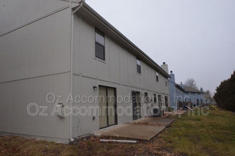 Lee's Summit Townhome: 313 NE Timbercreek Dr.