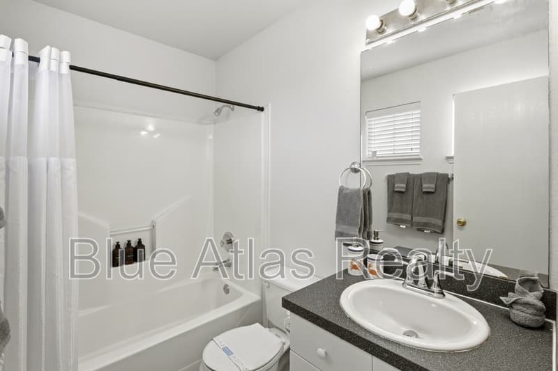 Arlington House: 1081 Enfilar Lane