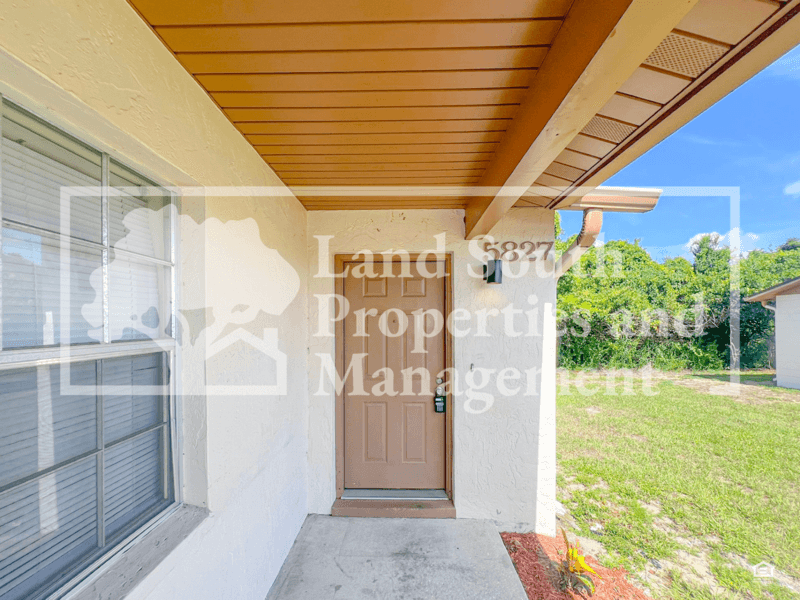 Lakeland House: 5827 Charlton Drive