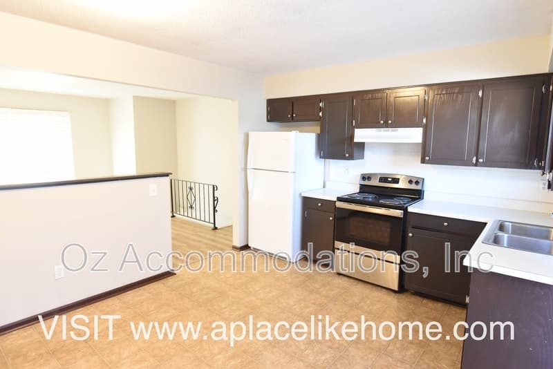 Lee's Summit House: 1214 SE 3rd Ter, Apt B