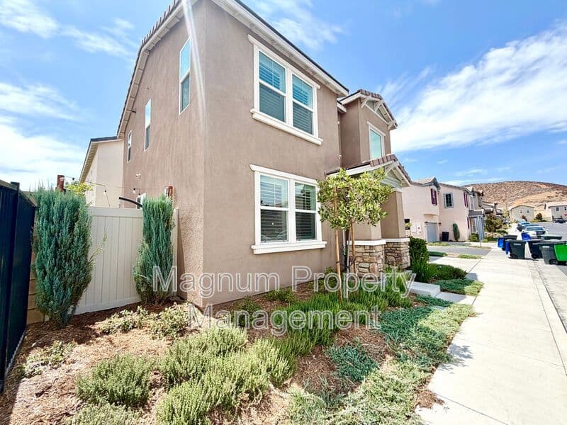 Lake Elsinore House: 970 Helena Ridge