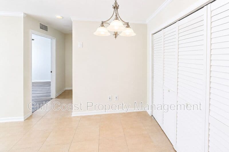 Bradenton House: 4850 51st St West