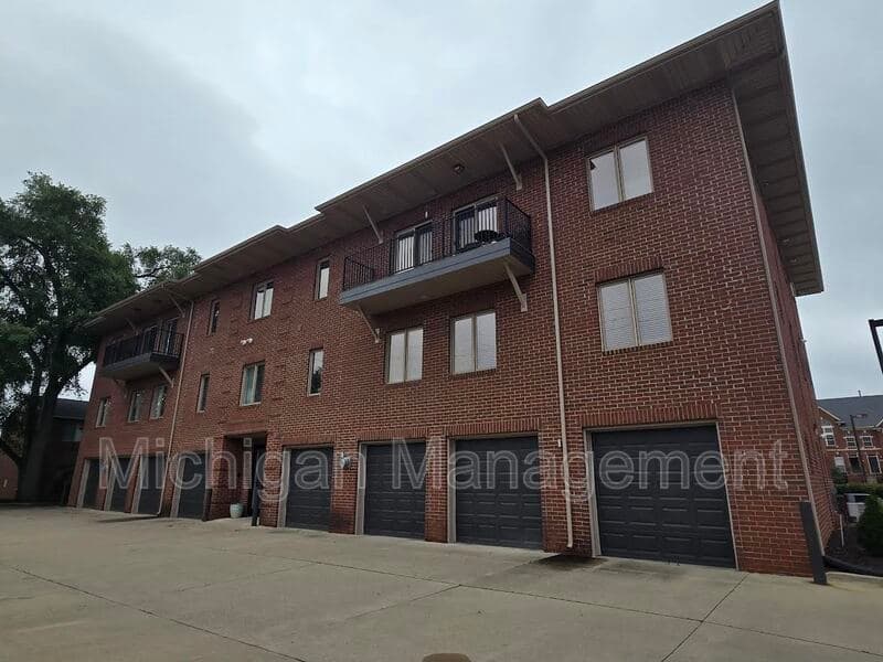 Birmingham Condo: 2727 E Maple Rd