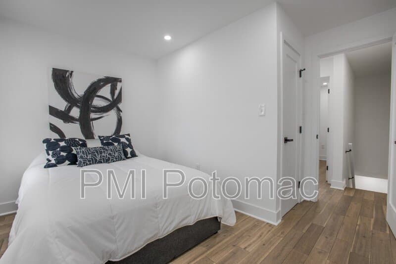Washington Townhome: 702 19th St NE