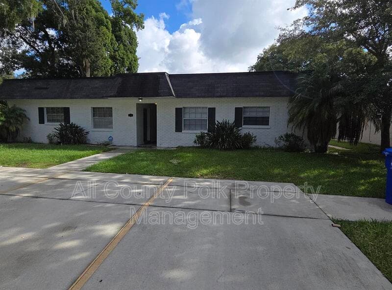 Lakeland Condo: 519 Duchess Ct