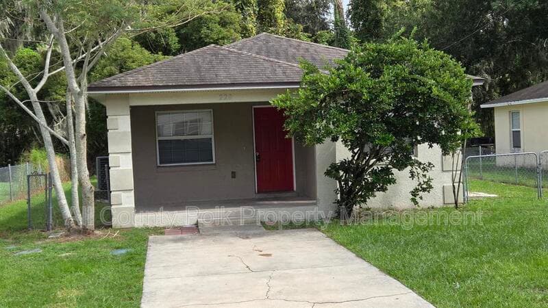 Lakeland House: 220 S Eastside Dr.