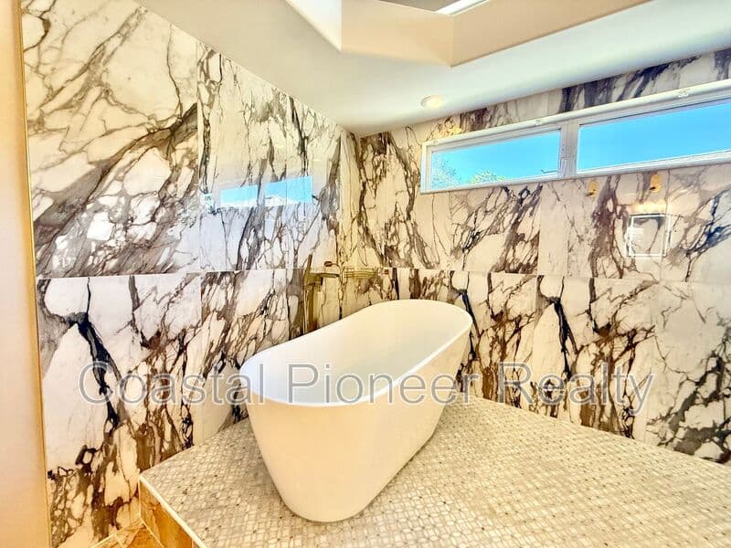 Largo House: 10334 Longwood Dr