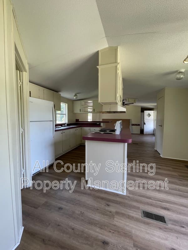 Lake City House: 186 NW Gerson Lane