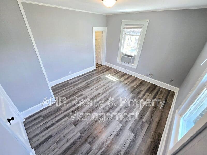 Burlington House: 426 S. Beaumont Ave-C