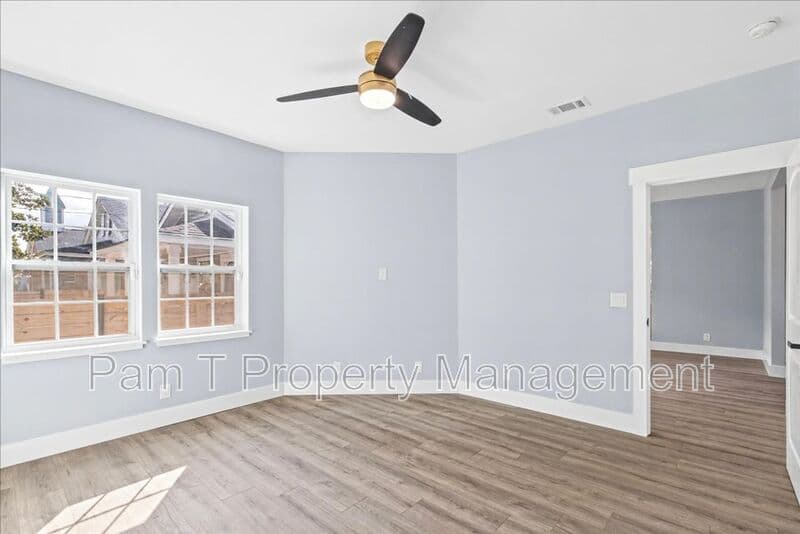 Savannah House: 3205 Burroughs St