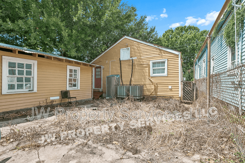 New Orleans House: 914 - 16 Hagan Ave.