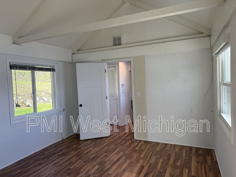 Wayland House: 12495 Oakwood Shores Street