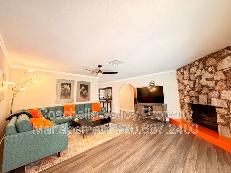 Palm Springs House: 2004 N San Antonio Rd