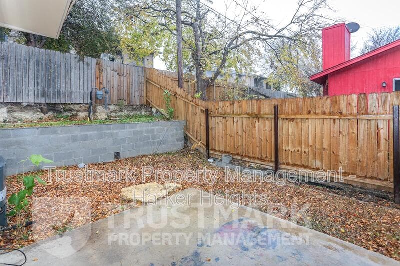 Killeen House: 1120 Royal Crest Dr