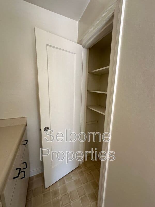 Oakland House: 2501 Ivy Drive