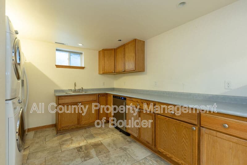 Boulder House: 4690 Sioux Dr