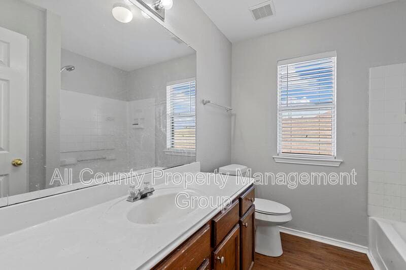 Fort Worth House: 813 Jockey Club Lane