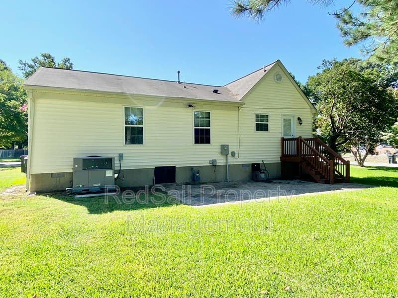 Williamsburg House: 100 Booker T Rd