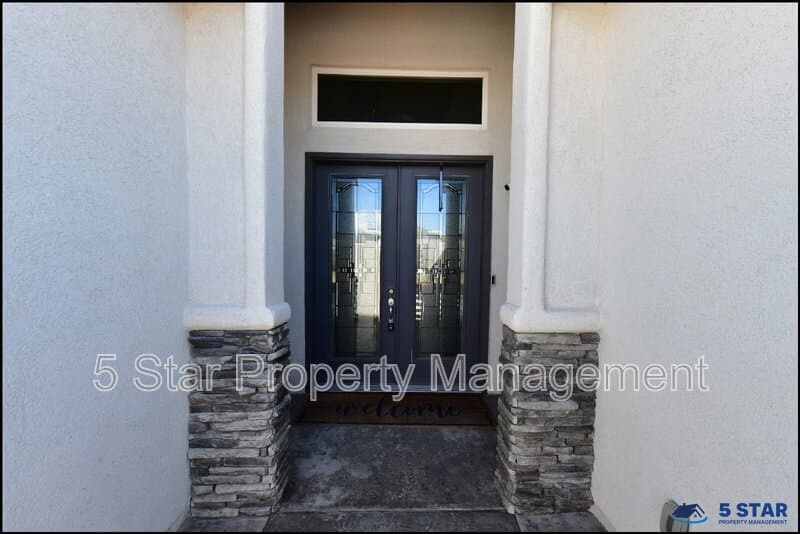 El Paso House: 2412 Tierra Lejana Pl