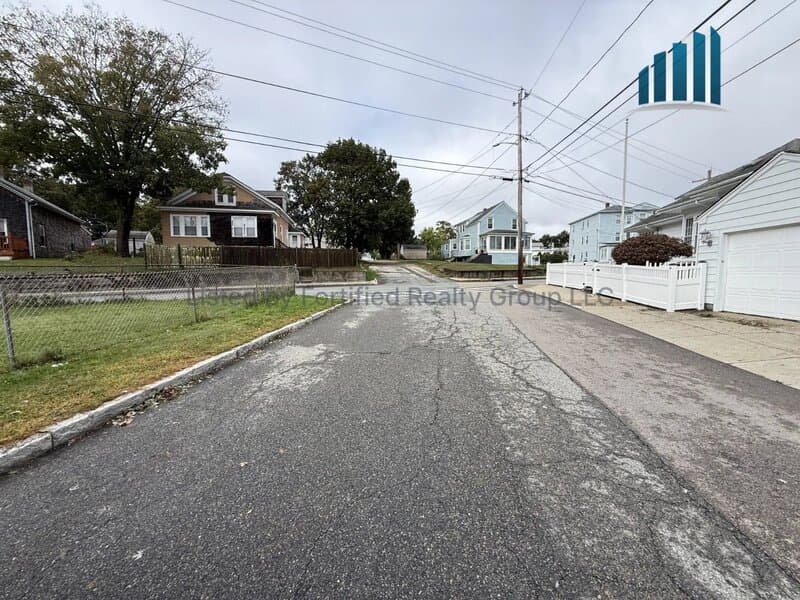 Fall River Condo: 76 Angell St