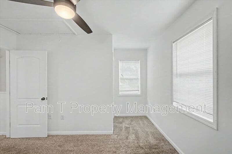 Savannah House: 1200 E 37th St