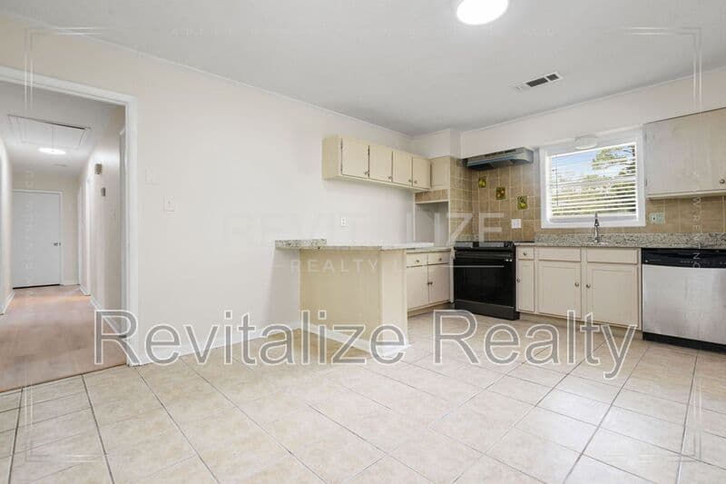 Gulfport House: 2531 W David Drive