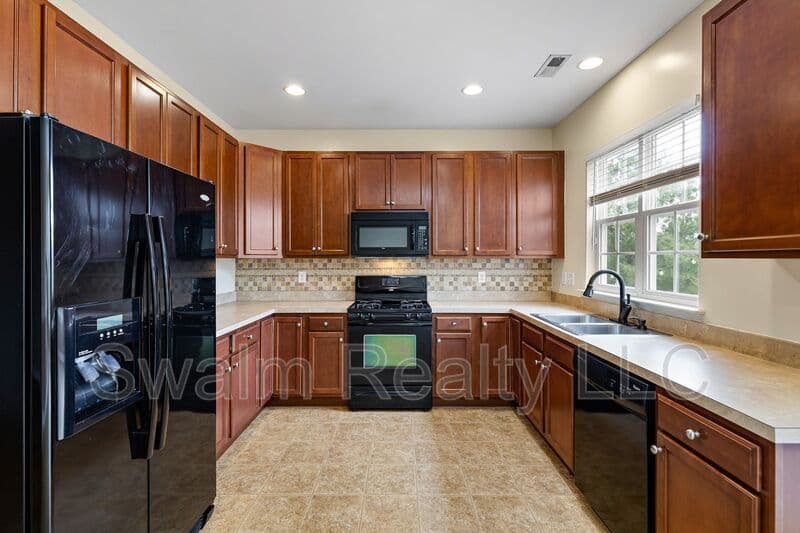 Middletown House: 325 Wilmore Dr