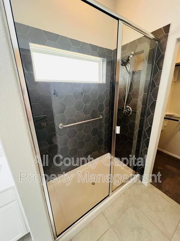 Georgetown House: 201 Oakstone Dr