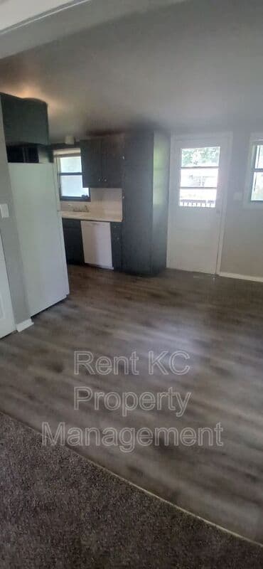 Independence House: 412 N Cochise Dr