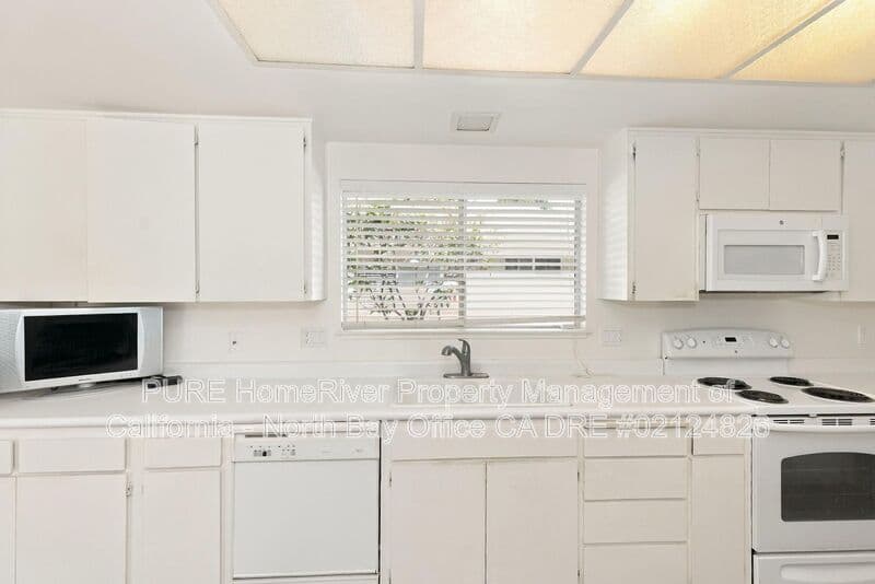 Santa Rosa House: 320 Oak Leaf Cir