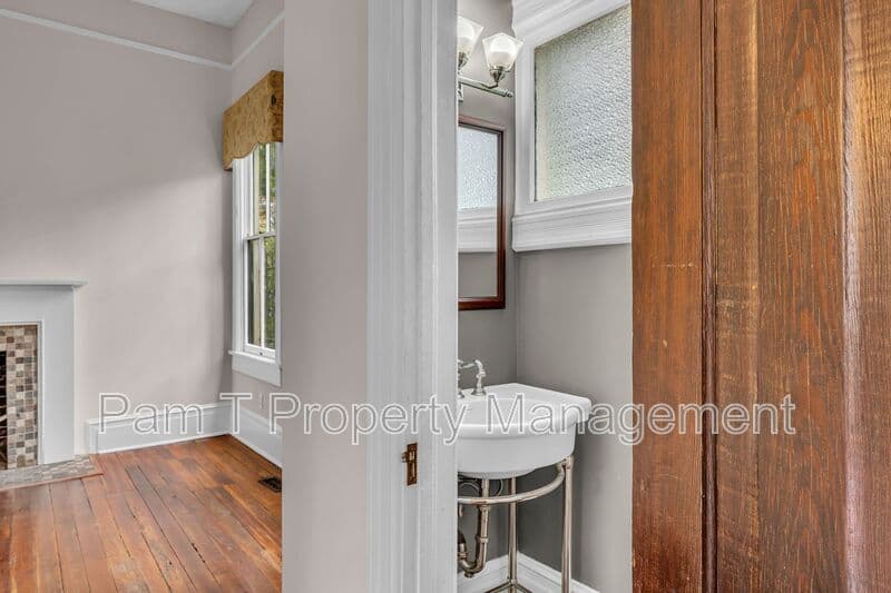 Savannah House: 201 W 37th St