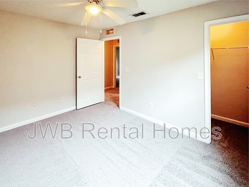 Jacksonville House: 8424 India Ave