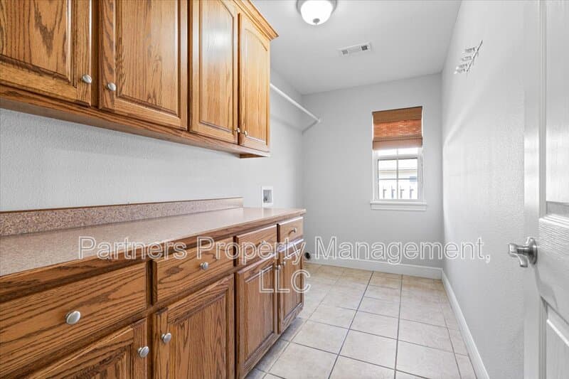 Fayetteville House: 596 North Fox Meadows Lane