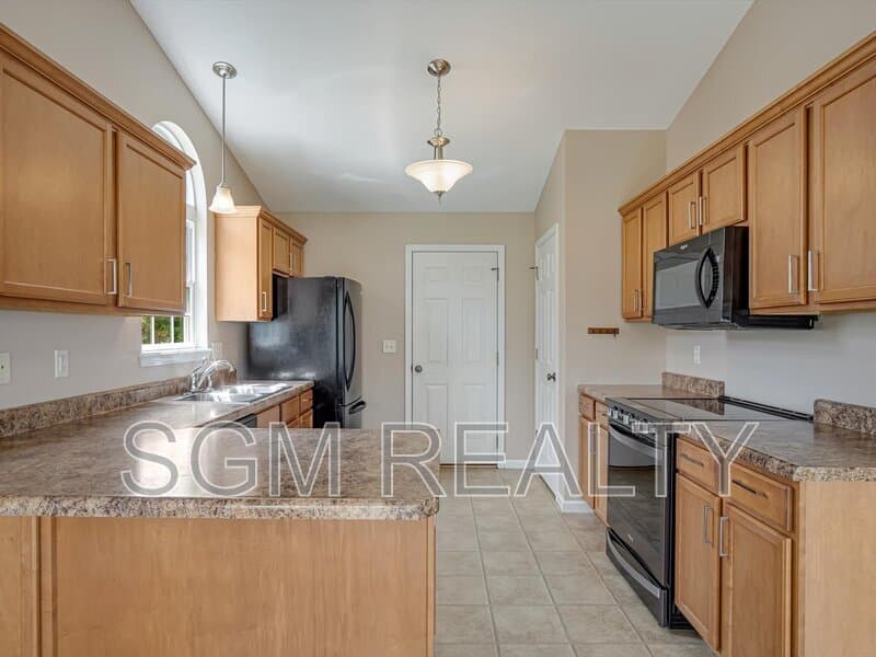Waterloo House: 1116 Maplewood Ln