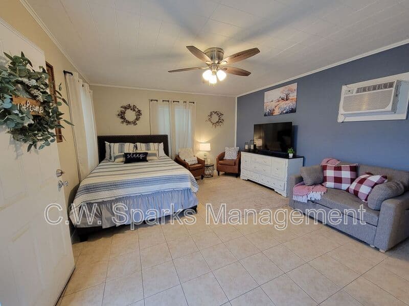West Tawakoni House: 1901 E Hwy 276