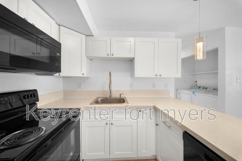 Fort Myers House: 13403 Pine Needle Ln