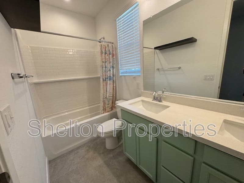 Avondale House: 10213 W Fairmount Ave