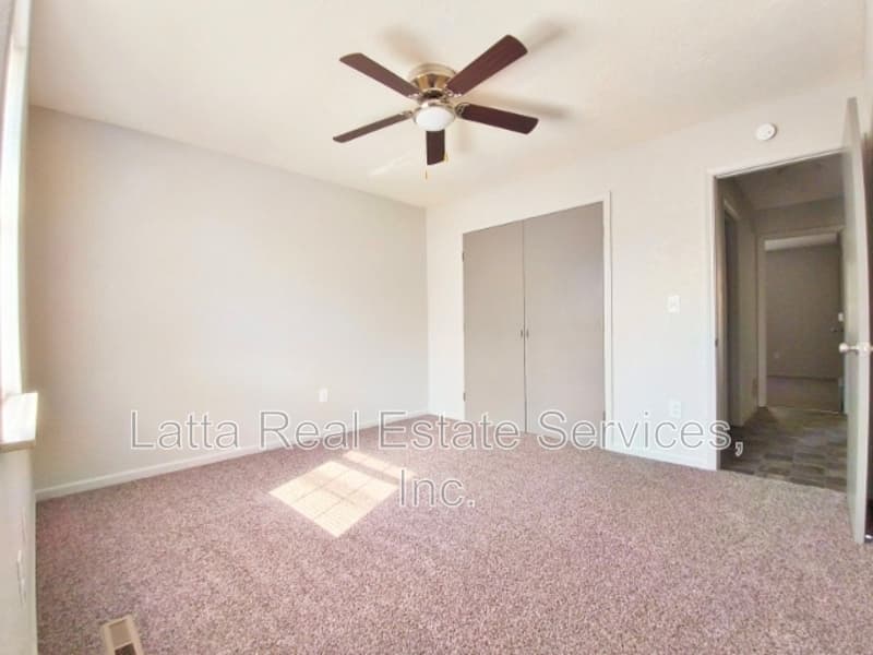 Higginsville Condo: 401 W 30th St