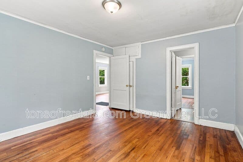 Greenville House: 8 Pacific Ave