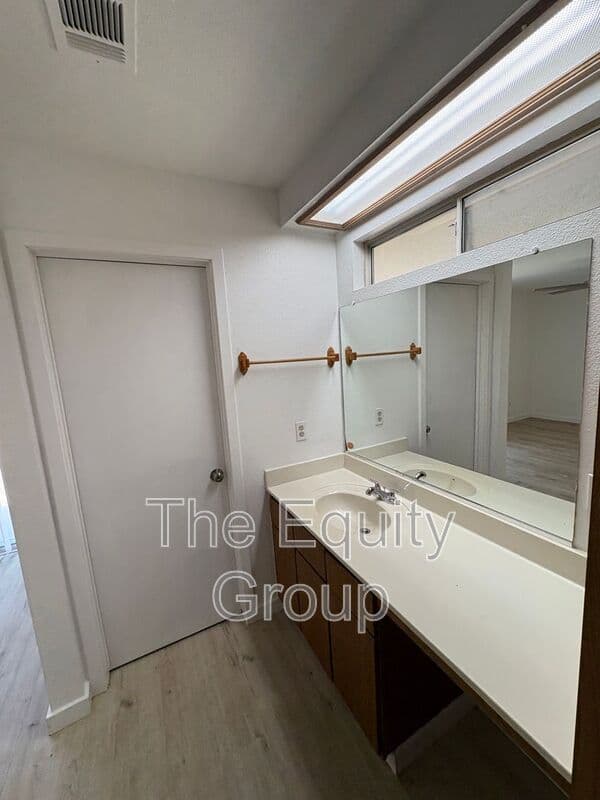 Visalia House: 2324 West Delta Ave