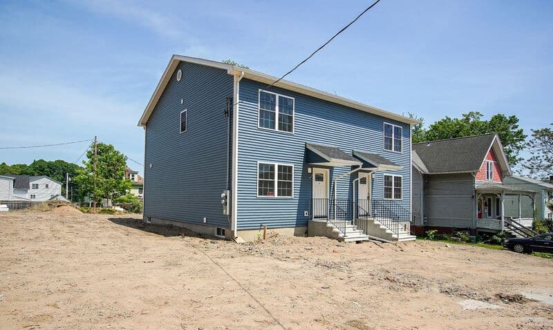 Holyoke Condo: 2 1/2 Vernon St