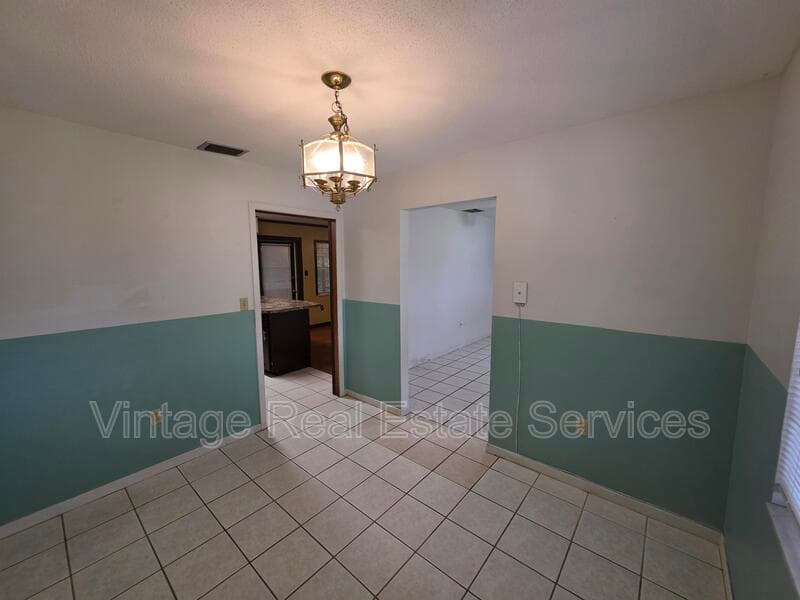 Lakeland House: 1028 Wildwood W
