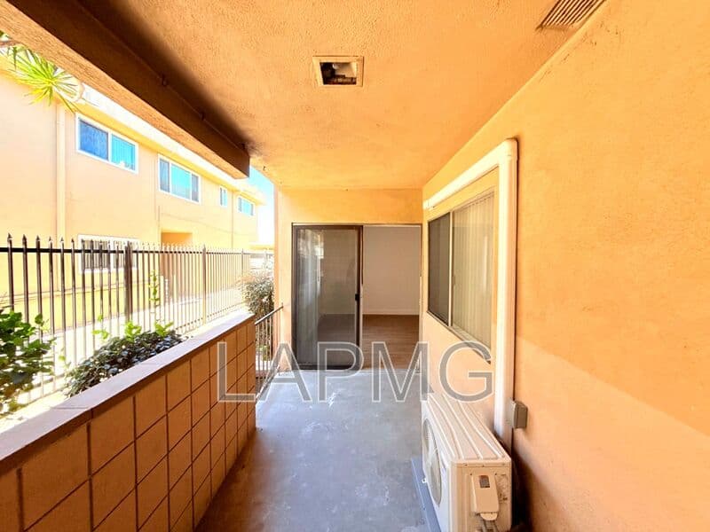 Inglewood House: 853 W Beach Avenue