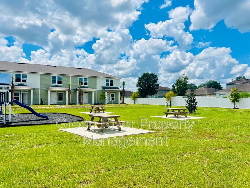 Middleburg House: 827 Rivertree Place