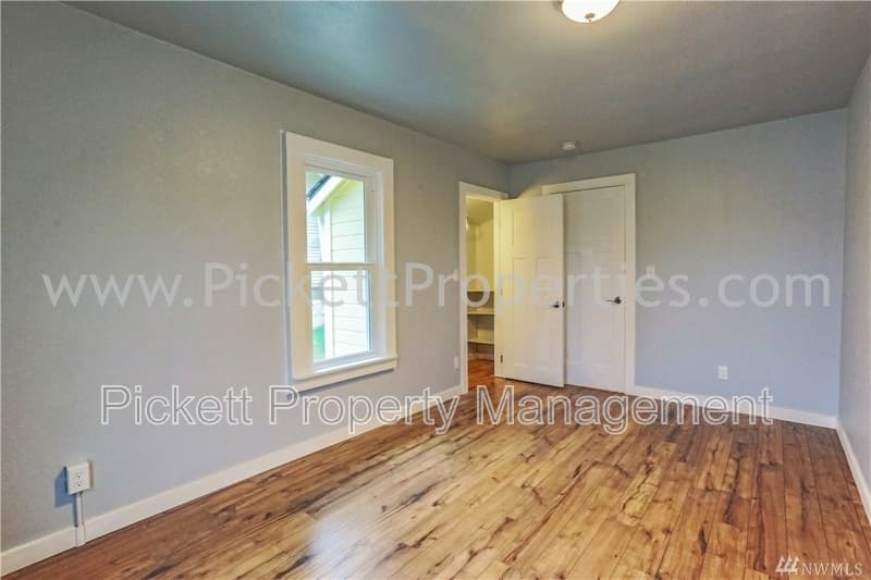 Bremerton House: 1120 Cogean Ave